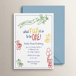 Puede incluir: Una tarjeta de invitaci&oacute;n blanca con un sobre azul. La invitaci&oacute;n presenta ilustraciones coloridas de osos de peluche y un avi&oacute;n. El texto incluye "PARTY TIME!" y "what FUN it is to be ONE!" para un primer cumplea&ntilde;os.