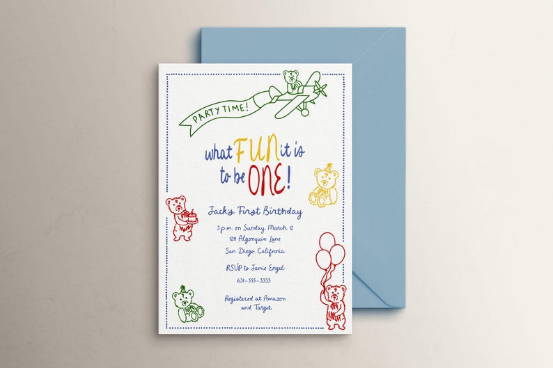 Puede incluir: Una tarjeta de invitaci&oacute;n blanca con un sobre azul. La invitaci&oacute;n presenta ilustraciones coloridas de osos de peluche y un avi&oacute;n. El texto incluye "PARTY TIME!" y "what FUN it is to be ONE!" para un primer cumplea&ntilde;os.
