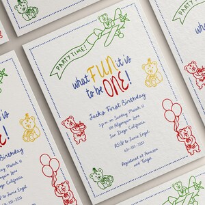 Puede incluir: Invitaciones blancas con texto e ilustraciones coloridas para una fiesta de primer cumplea&ntilde;os. Las invitaciones presentan el texto "what FUN it is to be ONE!" y dibujos de osos de peluche, globos y un avi&oacute;n.