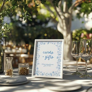 Plantilla de letrero con tarjetas y regalos para bebé niño, letrero de mesa de regalo azul, decoración para baby shower de niño, ilustración única, letrero para baby shower dibujado a mano