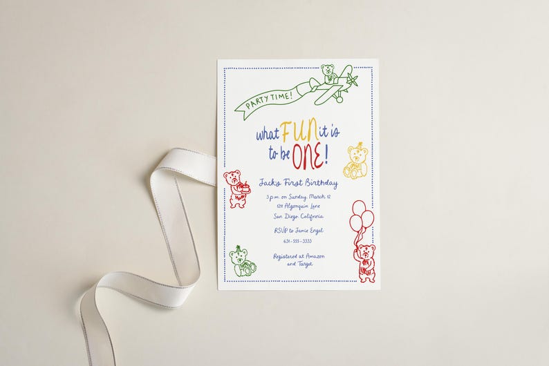 Puede incluir: Una tarjeta de invitaci&oacute;n blanca con un borde azul punteado, con ilustraciones coloridas de osos de peluche, un avi&oacute;n y globos. El texto incluye "PARTY TIME!" y "what FUN it is to be ONE!" para una celebraci&oacute;n de primer cumplea&ntilde;os.