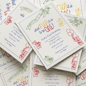 以下が含まれることがあります： カラフルなテキストとイラストが描かれた白い誕生日招待状。招待状には「What FUN it is to be ONE！」というテキストと、テディベア、飛行機、風船の画像が描かれています。招待状はジャックの1歳の誕生日用です。