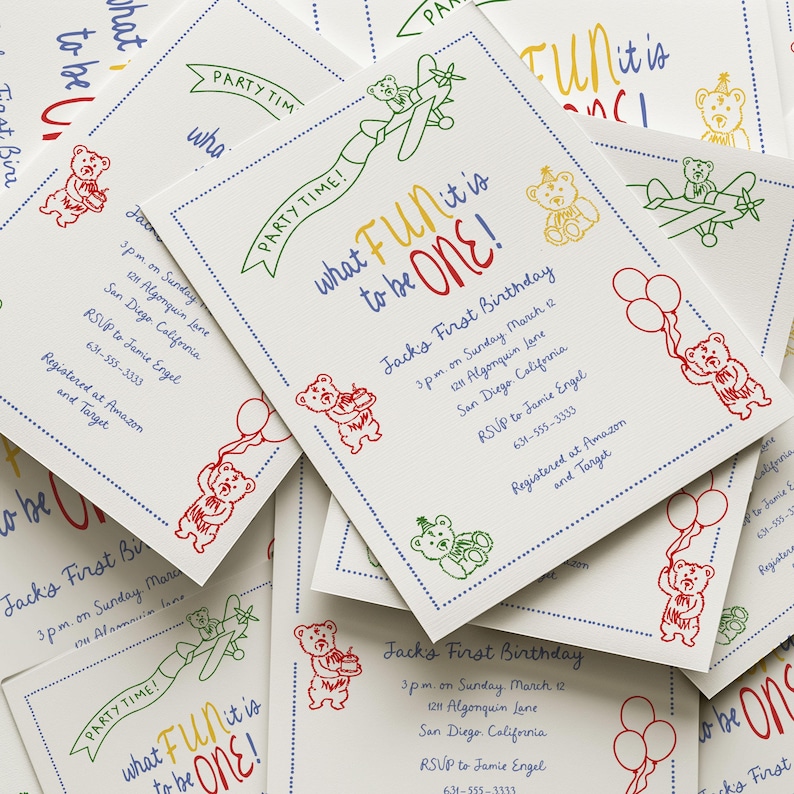 Puede incluir: Invitaciones de cumplea&ntilde;os blancas con texto e ilustraciones coloridas. Las invitaciones presentan el texto "What FUN it is to be ONE!" e incluyen im&aacute;genes de osos de peluche, aviones y globos. Las invitaciones son para el primer cumplea&ntilde;os de Jack.