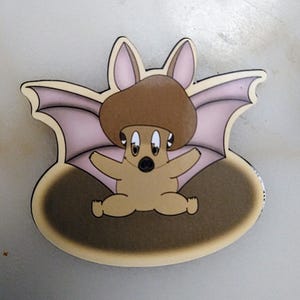 Pegatina de hongo de dibujos animados: orejas, alas y nariz de murciélago - Diversión de Halloween con un toque caprichoso