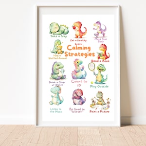 Könnte beinhalten: Ein gerahmter Druck mit Aquarellillustrationen von bunten Dinosauriern, die beruhigende Strategien demonstrieren. Der Text enthält "Ein Nickerchen machen", "Einen gesunden Snack essen" und "Beruhigungsstrategien". Das Kunstwerk befindet sich in einem weißen Rahmen.