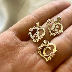 Colar com pingente inicial de coração em ouro rosa amarelo sólido 10K e flores