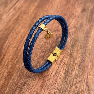 Pleciona skórzana bransoletka ze złotym zapięciem i zawieszką/czarna lub niebieska granatowa/opaska na ramię Gevlochten leren, voor cadeau/21 cm