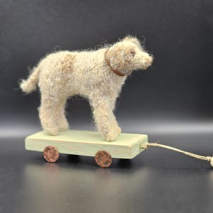 Handgebreide wollen hond op houten kar – wollen hondensculptuur – verzamelbaar gebreid hondenbeeldje – aangepast huisdierportret