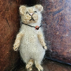 Stickmönster för liten kattunge – Miniatyrkatt PDF – Sticka runt – Mönster för mjukisdjur