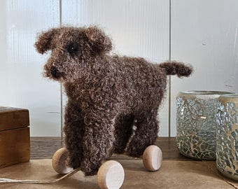 Labradoodle tejido sobre ruedas, escultura de perro de lana, figura de perro hecha a mano, regalo para amantes de los perros