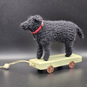 Handgebreide wollen zwarte labrador hond op houten kar – wollen hond sculptuur – collectible gebreide hond beeldje – aangepast huisdier portret