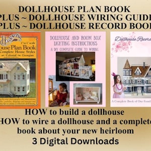 Op de afbeelding: Drie digitale downloads voor poppenhuisliefhebbers. De afbeelding toont drie boeken: "Dollhouse Plan Book", "Dollhouse Wiring Guide" en "Dollhouse Record Book". De boeken geven instructies over het bouwen, bedraden en documenteren van poppenhuizen. De tekst zegt "HOW to build a dollhouse" en "3 Digital Downloads."