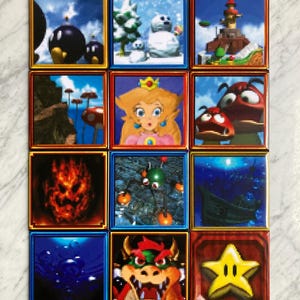 Puede incluir: Un conjunto de 12 azulejos cuadrados de colores que presentan varios personajes y escenas de la franquicia Super Mario. Los azulejos incluyen un muñeco de nieve, una estrella, un barco, un Bowser, un hongo, una bomba, un fuego, un Goomba, una Peach y una escena del juego.