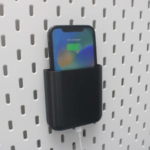 SKADIS 充電スロット付き電話ホルダー | IKEA ペグボードアクセサリー | UPPSPEL ワークスペース、ガレージ、ワークショップ、クラフトエリア用マウント