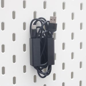 Kabelopberger voor IKEA SKADIS | Haak voor draadbeheer ophangbord | Universele opbergruimte voor netsnoerbevestiging | UPPSPEL Bureauopstelling Organisatie