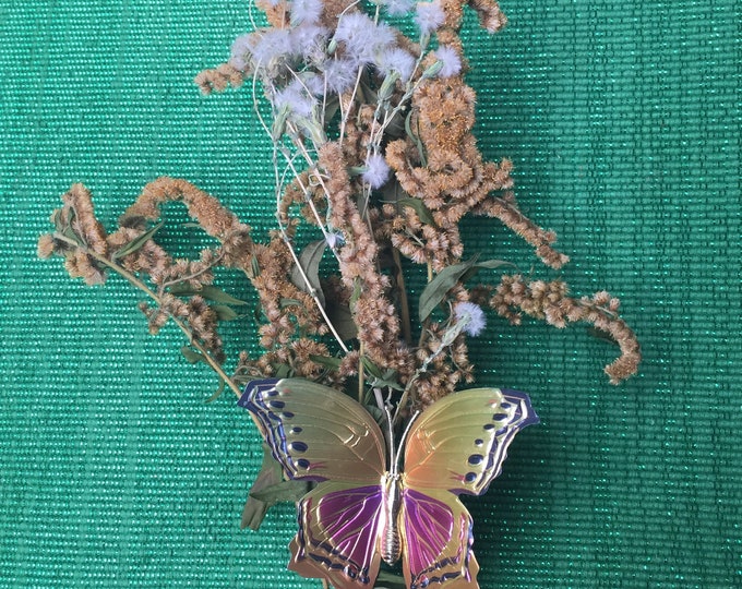 Little dry wild flowers bouquet with butterfly to enjoy it: can be frame or put in vase.