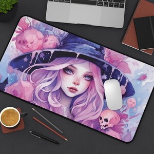 Può includere: Un tappetino per mouse in acquerello viola e rosa con una donna con lunghi capelli viola che indossa un cappello da strega. Lo sfondo è un acquerello di lavaggio rosa e viola.