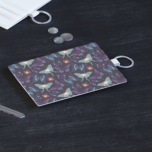 Titular de la tarjeta de cuero de polilla púrpura ~ Ranuras para tarjetas adicionales / Accesorios lindos del bolso / Llavero gótico / Idea de regalo