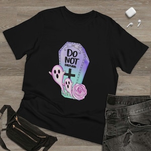 Kawaii Goth Pastell Unisex Deluxe T-shirt~Sarg T-shirt|Pastell Goth|Sehr gruseliges T-Shirt|Wörter T-Shirt|Bitte nicht stören|Süß Gruselig|Blumengeister|Schwarzes T-Shirt