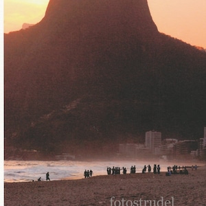 Brasilien Fotografie. Sonnenuntergang am Strand von Ipanema, Dois Irméos (Zwei Brüder), Rio de Janeiro, Brasilien. 8x12