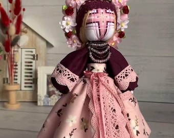 Muñeca Motanka hecha a mano en estilo tradicional ucraniano: símbolo de protección y belleza