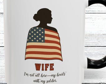 Tazza con la moglie di un militare patriottico: tazza da caffè con la silhouette della bandiera degli Stati Uniti