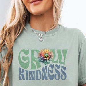 Camiseta Grow Kindness Comfort Colors Professor Conselheiro Camiseta Colorida Floral Dália Letras Onduladas Camiseta Kindness De Volta às Aulas