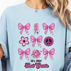 Gepersonaliseerde eersteklas leraarsshirt - roze strik met retro accenten, aangepaste comfortkleuren T-shirt terug naar schoolnaam shirt