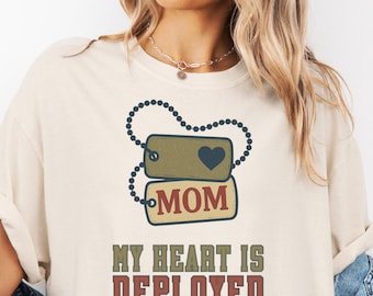 Military Mom Shirt : Komfortfarben 'My Heart Is Deployed' Hundemarke T-Shirt