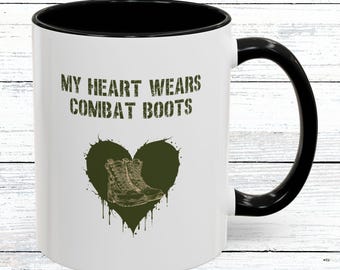 Tazza "Il mio cuore indossa stivali da combattimento", tazza da caffè con amore militare, regalo di supporto ai soldati, tazza per famiglie militari, regalo per la distribuzione