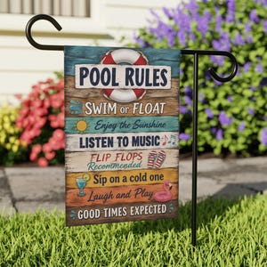 Peut inclure: Un drapeau de jardin rectangulaire suspendu à un support en métal noir, présentant un fond en planches de bois avec le texte POOL RULES, SWIM or FLOAT, Enjoy the Sunshine, LISTEN TO MUSIC, FLIP FLOPS Recommended, Sip on a cold one, Laugh and Play, GOOD TIMES EXPECTED.