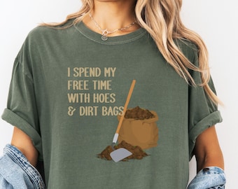 Camiseta divertida para jardineros / Camiseta "Paso mi tiempo libre con azadas y bolsas de tierra" / Colores cómodos 1717