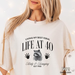 40歳で最高の野生生活を送るTシャツ - 40歳のおてんば娘とアライグマのTシャツ - 1985年創業のTシャツ - おもしろ誕生日プレゼント - ユニセックスTシャツ