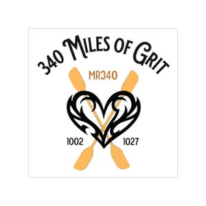 以下が含まれることがあります： 黒色の「340 Miles of Grit」の文字が、黒いハート型のデザインの上にアーチ状に配置された正方形のステッカー。2本の交差したオールがハートの背後にあります。ステッカーには「MR340」の文字と数字の「1002」と「1027」も含まれています。