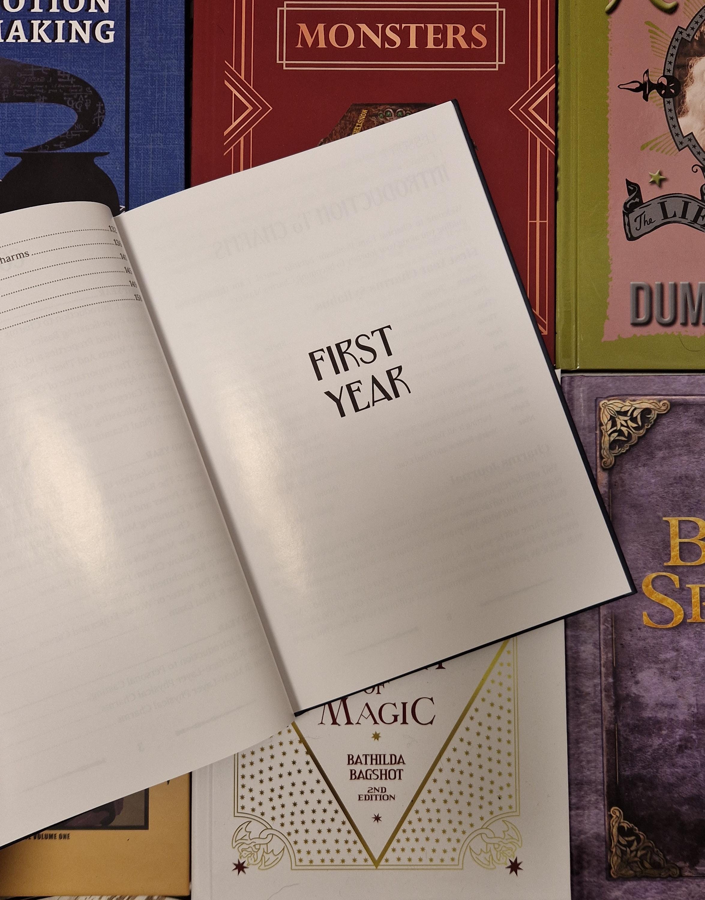 上級および基礎呪文詠唱。ハリー・ポッターの教科書のレプリカ。ハリー