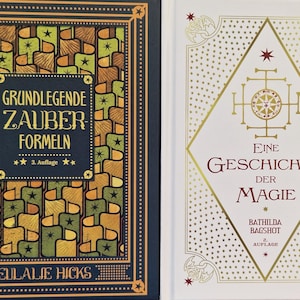 Può includere: Due libri con copertina rigida. Il libro di sinistra ha il titolo "GRUNDLEGENDE ZAUBER FORMELN" e il nome dell'autore "EULALIE HICKS". Il libro di destra è intitolato "EINE GESCHICHTE DER MAGIE" di BATHILDA BAGSHOT.