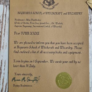 Carta de admisión personalizada a la Escuela de Magia y Hechicería. Mara