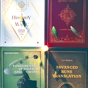 Könnte beinhalten: Vier verschiedene Buchcover mit Titeln zum Thema Magie. Das Buch oben links ist weiß mit goldenen Buchstaben und einem Titel, der "A History of Magic" lautet. Das Buch oben rechts ist burgunderrot mit goldenen Buchstaben und einem Titel, der "Magical Theory" lautet. Das Buch unten links ist grün mit weißen Buchstaben und einem Titel, der "Fundamentals of Flora Groundwork" lautet. Das Buch unten rechts ist braun mit goldenen Buchstaben und einem Titel, der "Advanced Rune Translation" lautet.