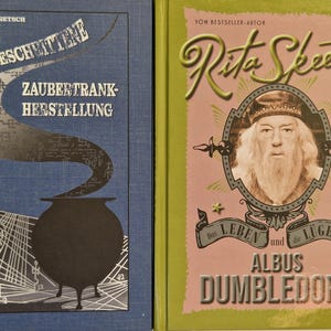 May include: Two hardcover books. The left book has blue cover with the title "FORTGESCHRITTENE ZAUBERTRANK-HERSTELLUNG". The right book has a pink cover with the title "Rita Skeeter" and a portrait of a man with a long white beard.