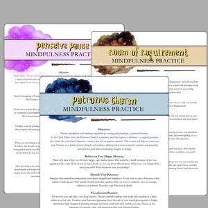 Op de afbeelding: Vier printbare mindfulness-oefenkaarten met aquarel achtergronden en illustraties geïnspireerd door het Harry Potter-universum. De kaarten zijn getiteld "Pensieve Pause", "Kamer van de Vereisten", "Patronus Charm" en "Thestral Time Travel". Elke kaart bevat een toverstaf afbeelding en instructies voor een mindfulness-oefening.