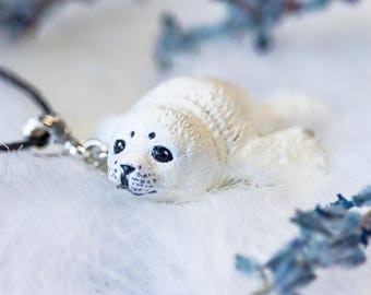 Collana con foca bianca, ciondolo in argilla con foca ispirato alla natura, collana con animali marini, regalo perfetto con gioielli in argilla polimerica con animali, gioielli in argilla con foca