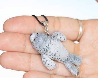 Collana con ciondolo in argilla polimerica a forma di foca grigia, realistico gioiello marino a tema oceano, simpatico regalo per amanti degli animali.