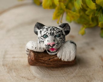 Pingente de filhote de tigre branco, colar de argila de gato selvagem, pingente de tigre em argila de polímero, presente de joias de vida selvagem para amantes de animais, joias de argila de animais
