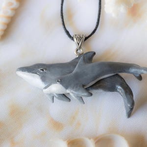 Collar de delfín madre y cría, joyería de delfín nariz de botella hecha a mano, colgante inspirado en la playa, regalo para amantes de los animales marinos
