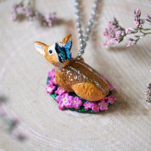 Charming fawn pendant with butterfly, Realistic Clay Deer Necklace, Nature-inspired jewelry for Animal Lovers, Forest charm jewelry gift