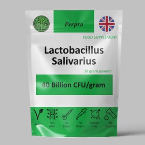 Könnte beinhalten: Ein weißer Beutel mit der Aufschrift "Lactobacillus Salivarius" und "Perpro" sowie einer britischen Flagge. Der Beutel enthält die Angaben "30 Gramm Pulver" und "40 Milliarden KBE/Gramm". Er weist auch darauf hin, dass das Produkt vegan, gentechnikfrei und frei von Zusatzstoffen ist.