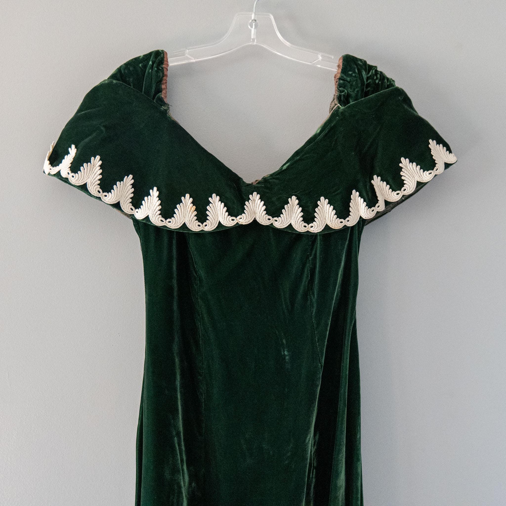 green velvet dress white christmas A Green Velvet Holiday Dress For When You're Wanting to Look Extra Festive