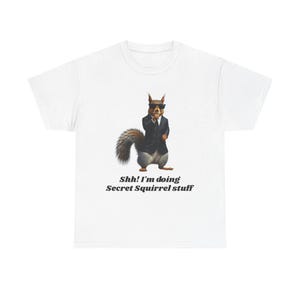 Camiseta gráfica "Cosas secretas de ardilla": adorable camiseta para amantes de los animales, divertida camiseta de criatura del bosque, cómoda camiseta unisex de algodón, inspirada en la naturaleza.