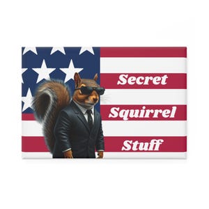 Puede incluir: Imán rectangular con una ardilla con traje y gafas de sol, sobre un fondo de bandera estadounidense. El texto "Secret Squirrel Stuff" se muestra en blanco y en negrita.