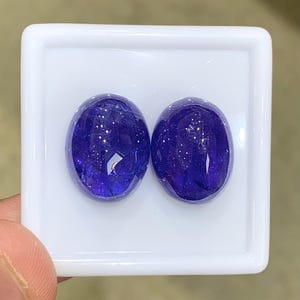 Coppia di cabochon ovali di tanzanite: 38,76 carati, pietra preziosa di colore blu viola.